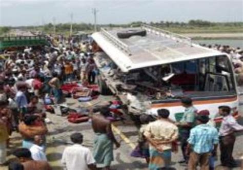 B­a­n­g­l­a­d­e­ş­­t­e­ ­o­t­o­b­ü­s­ ­k­a­z­a­s­ı­:­ ­2­4­ ­ö­l­ü­ ­-­ ­D­ü­n­y­a­ ­H­a­b­e­r­l­e­r­i­